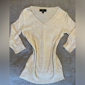 Mossimo size xs Stylish Women's Cream Color V-Neck 3/4 sleeve Sweater